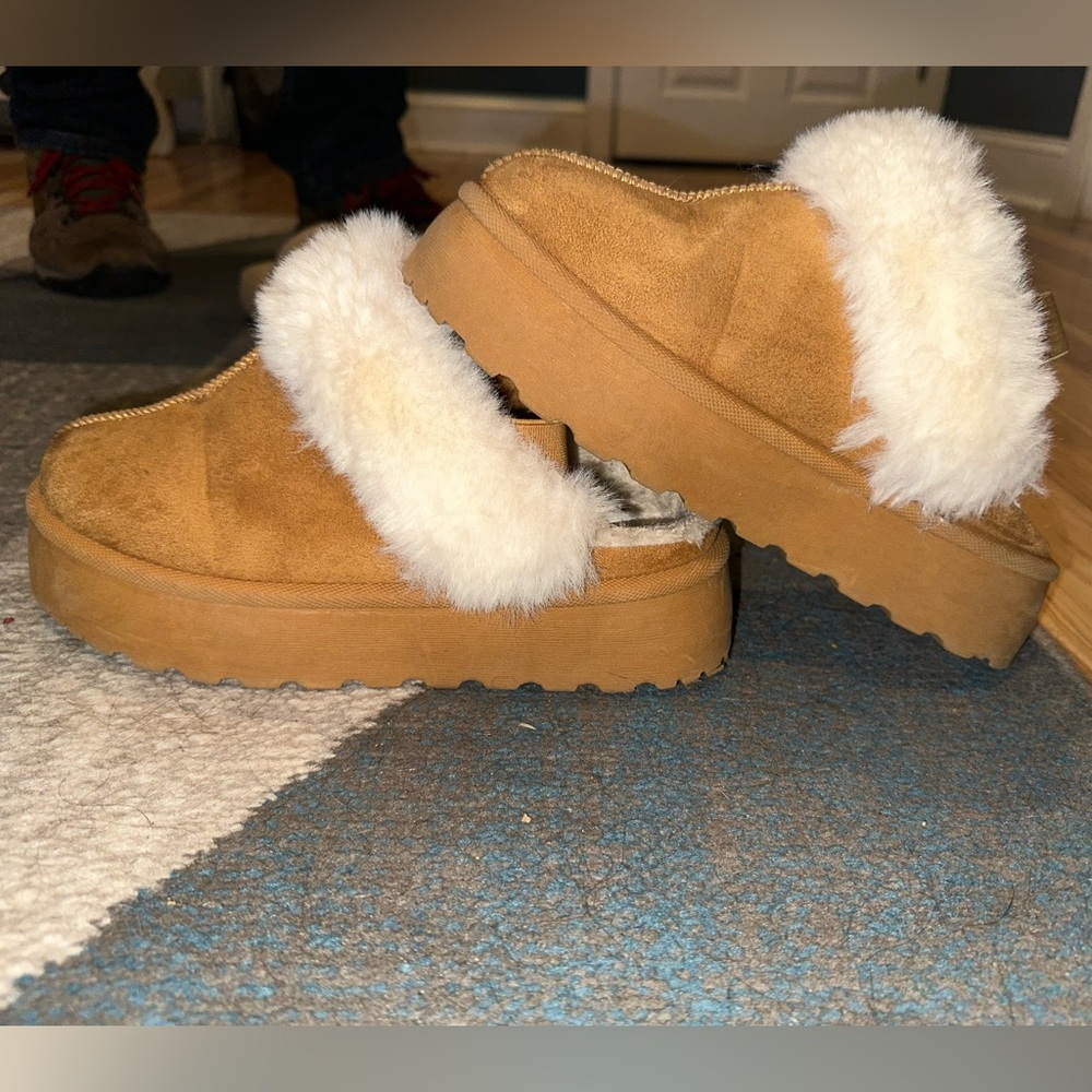 Steve Madden Platform Fleece Slip On Slippers • Size 8 • EUC